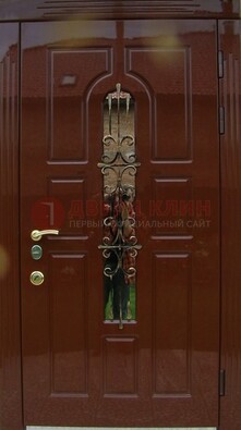 Красивая металлическая дверь со стеклом и ковкой ДСК-33 в Пскове