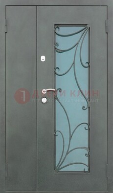 Двухстворчатая железная дверь со стеклом и ковкой ДСК-40 в Пскове