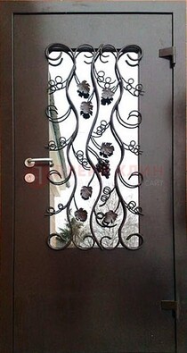 Металлическая дверь со стеклом и ковкой ДСК-43 в офис в Пскове