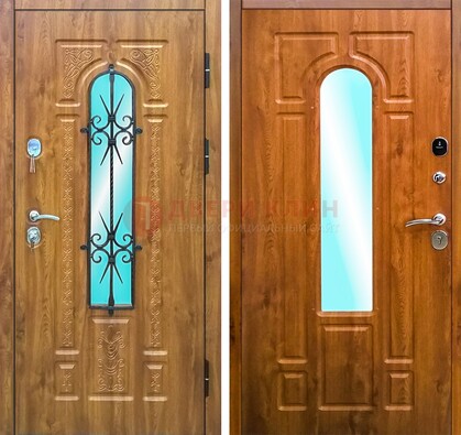 Входная дверь со стеклом и ковкой ДСК-54 для частного дома в Пскове