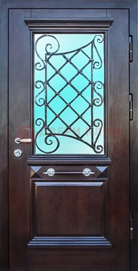 Коттеджная металлическая дверь со стеклом и ковкой ДСК-57 в Пскове