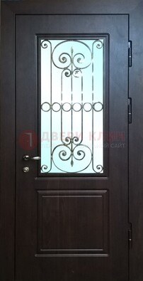 Железная дверь со стеклом и ковкой ДСК-65 для общественных зданий в Пскове