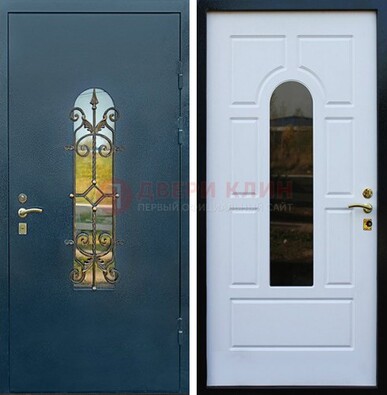 Входная дверь Дверь со стеклом и ковкой ДСК-71 для кирпичного дома в Пскове