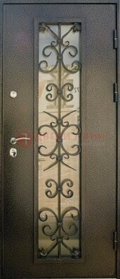 Входная дверь Дверь со стеклом и ковкой черного цвета ДСК-76 для веранды в Пскове