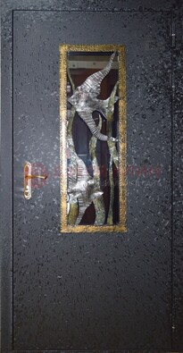 Металлическая дверь со стеклом и ковкой ДСК-82 для крыльца в Пскове
