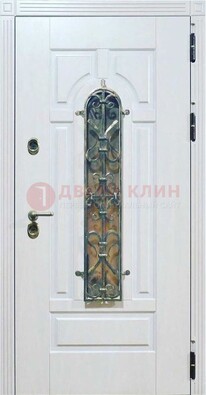 Белая остекленная металлическая дверь с ковкой ДСК-98 в Пскове