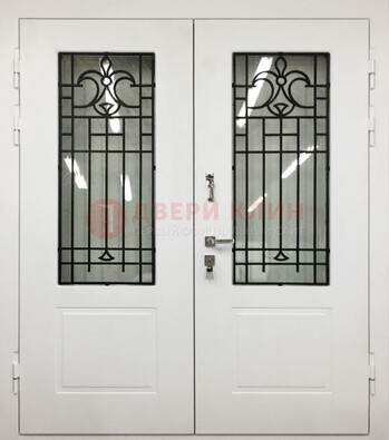 Белая двухстворчатая уличная дверь Винорит со стеклом ДСТ-4 в Пскове
