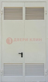 Белая металлическая техническая дверь с вентиляционной решеткой ДТ-6 в Пскове