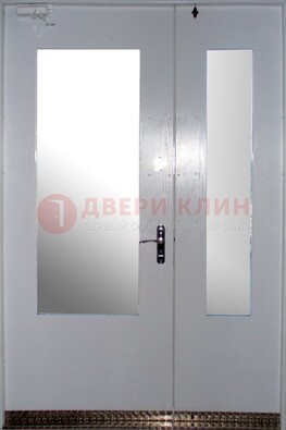 Белая  тамбурная дверь со стеклянными вставками ДТМ-18 в Пскове