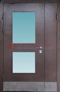 Коричневая тамбурная дверь со стеклянными вставками ДТМ-21 в Пскове