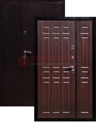 Коричневая металлическая тамбурная дверь ДТМ-24 в Пскове
