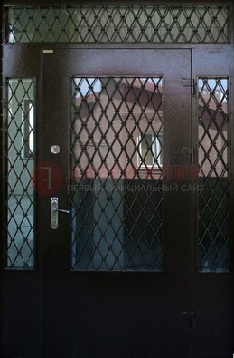 Коричневая тамбурная дверь со стеклянными вставками и ковкой ДТМ-32 в Пскове