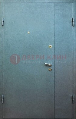Серая тамбурная дверь ДТМ-34 в Пскове