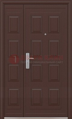 Коричневая железная тамбурная дверь ДТМ-37 в Пскове