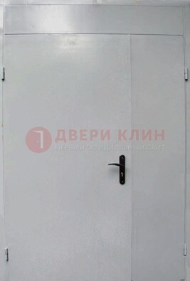 Белая металлическая тамбурная дверь ДТМ-5 в Петрозаводске