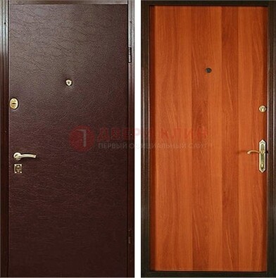 Коричневая металлическая дверь с винилискожей ДВ-20 в Пскове