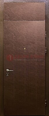 Коричневая стальная дверь с винилискожей ДВ-24 в Пскове