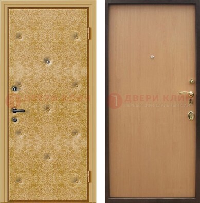 Светлая металлическая дверь с винилискожей ДВ-34 в Пскове