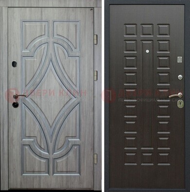 Стальная серая дверь с узором и виноритом Венге внутри ДВТ-131 в Пскове