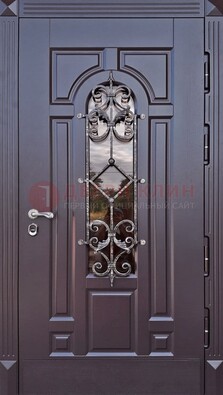 Темная уличная дверь с виноритом и стеклом с ковкой ДВТ-164 в Пскове