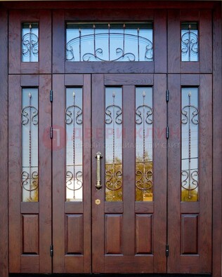 Коричневая парадная дверь с виноритом и ковкой ДВТ-168 в Пскове