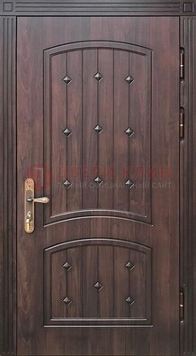Коричневая уличная дверь с виноритом для дома ДВТ-235 в Пскове
