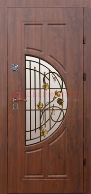 Стальная коричневая дверь с виноритом и ковкой ДВТ-82 в Пскове