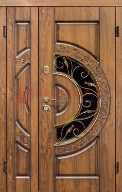 Стальная коричневая дверь с виноритом и филенчатыми панелями ДВТ-98 в Пскове