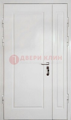 Полуторная металлическая дверь с МДФ в белом цвете ПЛ-24 в Пскове