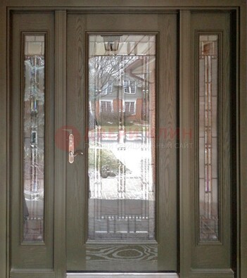 Коричневая стальная дверь с массивом дуба с витражом ВЖ-16 в Пскове