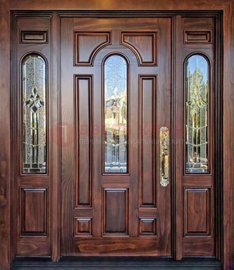 Железная классическая дверь с массивом дуба и витражом ВЖ-18 в Пскове