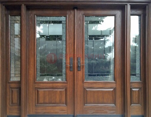 Распашная стальная дверь с массивом с витражом и фрамугами ВЖ-21 в Пскове