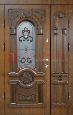 Коричневая двухстворчатая железная дверь с МДФ и витражом ВЖ-32 в Пскове