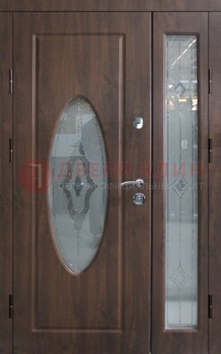 Коричневая двухстворчатая железная дверь с МДФ и витражом ВЖ-33 в Гатчине