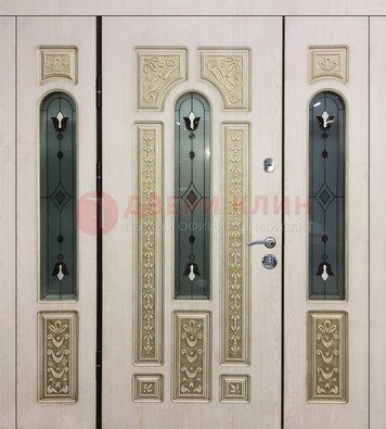 Светлая железная дверь с МДФ и витражом ВЖ-34 в Пскове