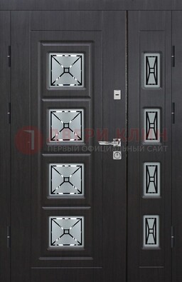 Чёрная двухстворчатая железная дверь с МДФ и витражом ВЖ-35 в Пскове